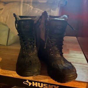 Very well worn out boots UGG Adirondack